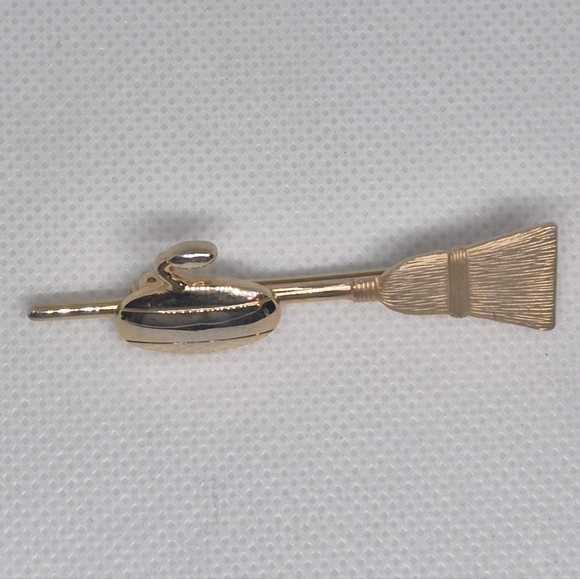 VINTAGE Curling Rock And Broom Gold Tone Brooch - Picture 6 of 16